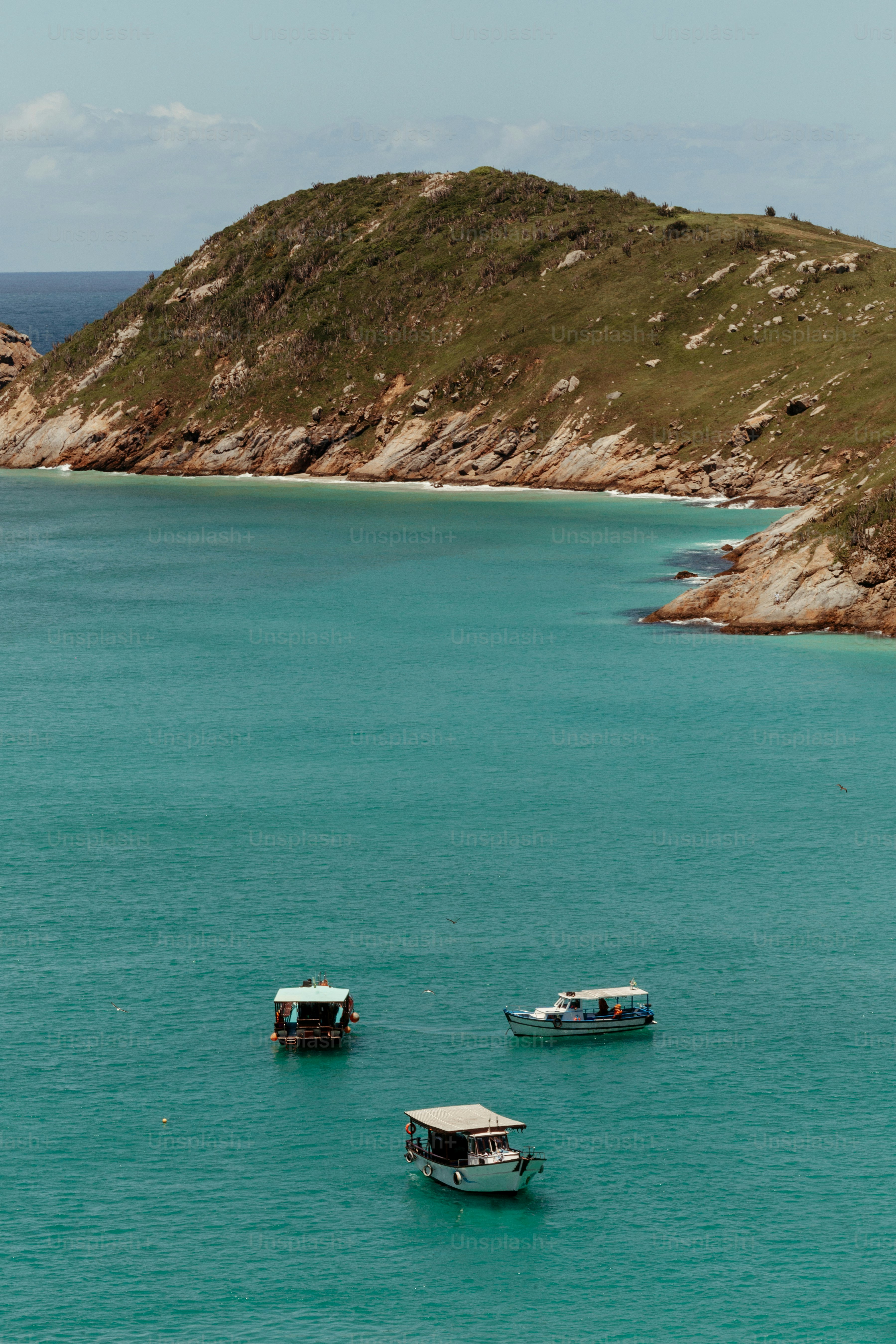 un groupe de bateaux flottant au-dessus d’un plan d’eau