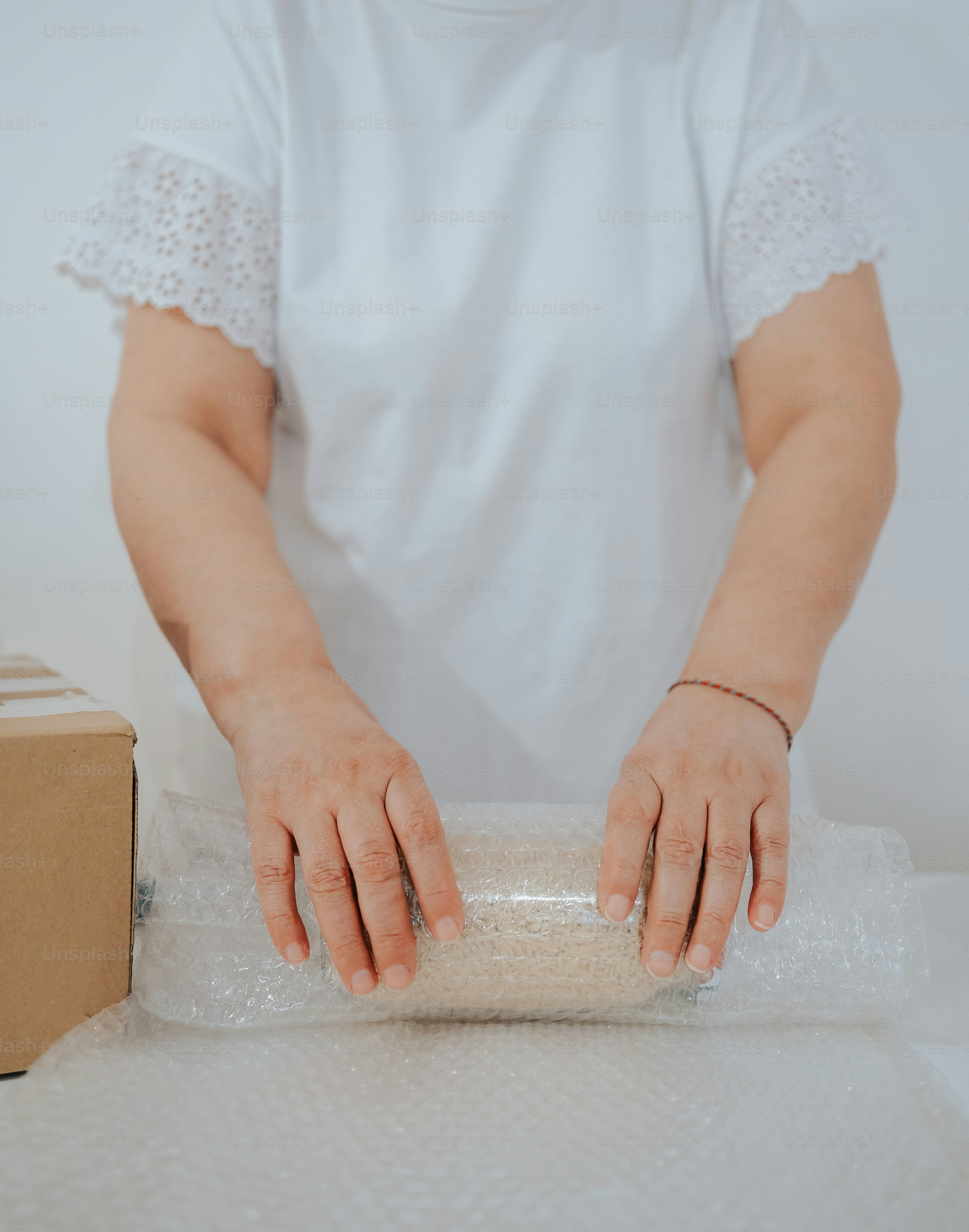 une personne tenant un petit pain dans ses mains