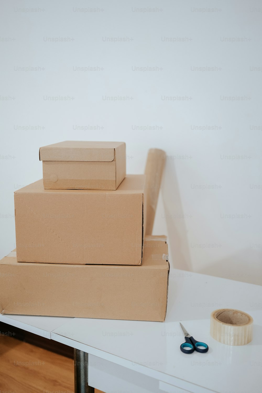 una pila di scatole sedute sopra un tavolo bianco