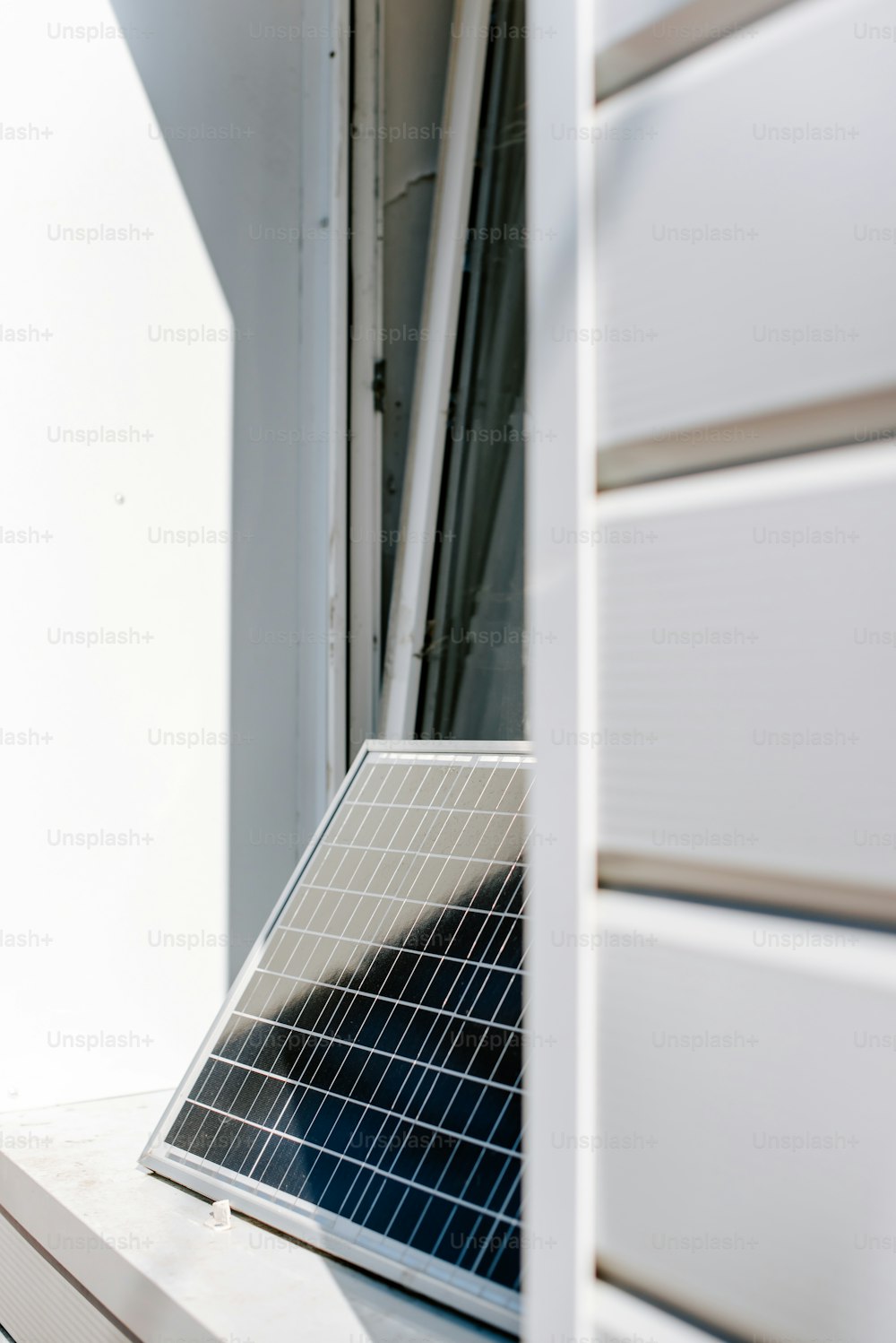 un alféizar de ventana con un panel solar encima