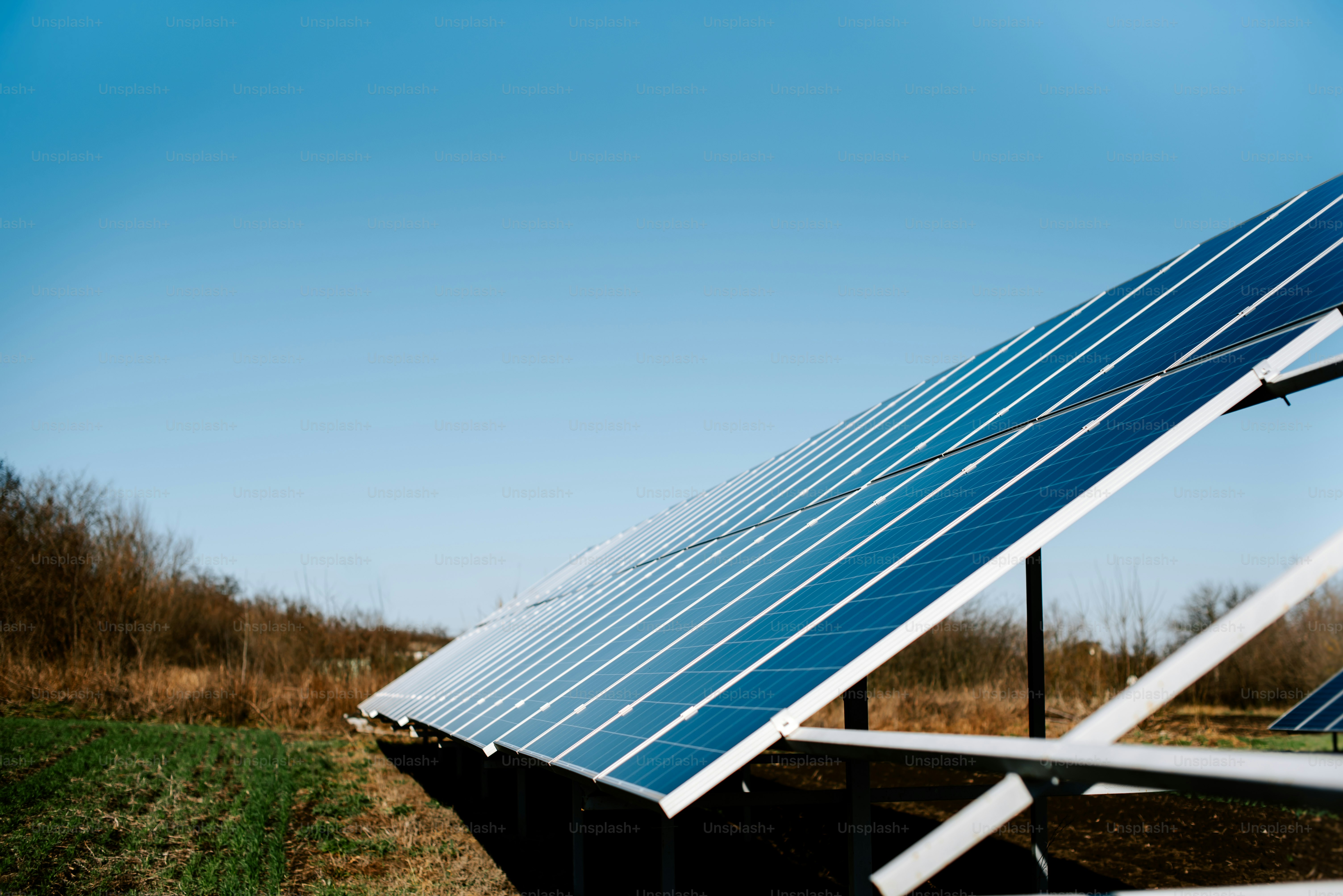 un panneau solaire au-dessus d’une structure métallique