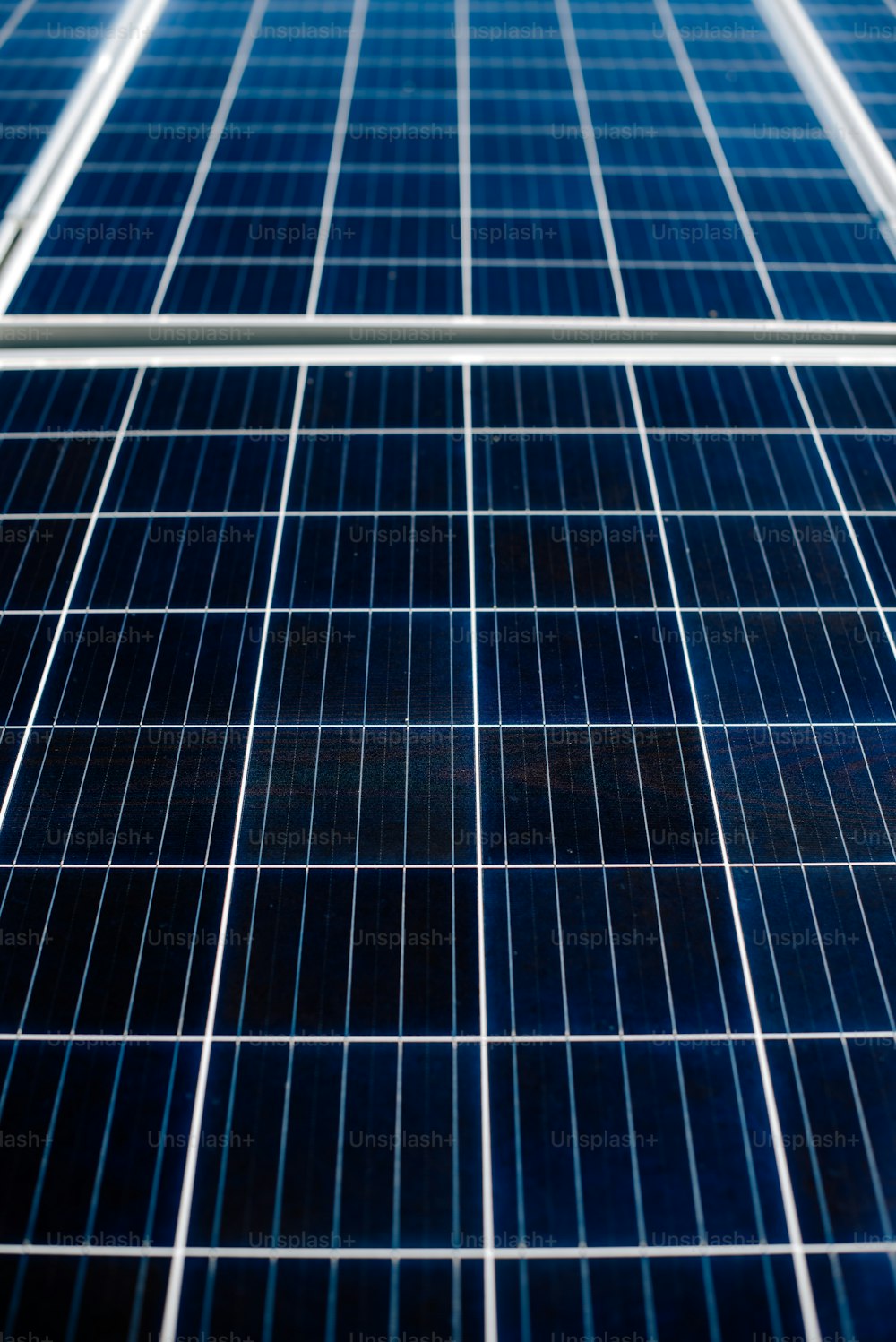 um close up de um painel solar em um edifício