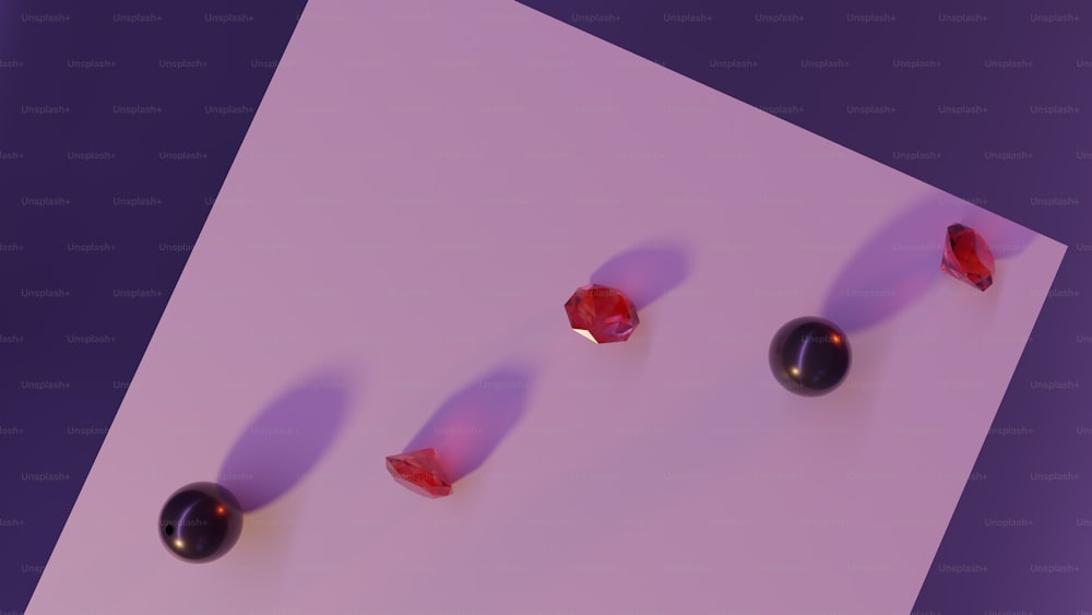 un gruppo di perline rosse e nere adagiate sopra una carta