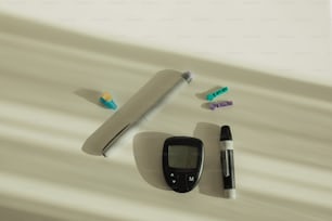 un telefono cellulare, una penna e un pennarello su un tavolo