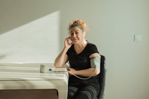 uma mulher sentada em uma mesa com um computador portátil