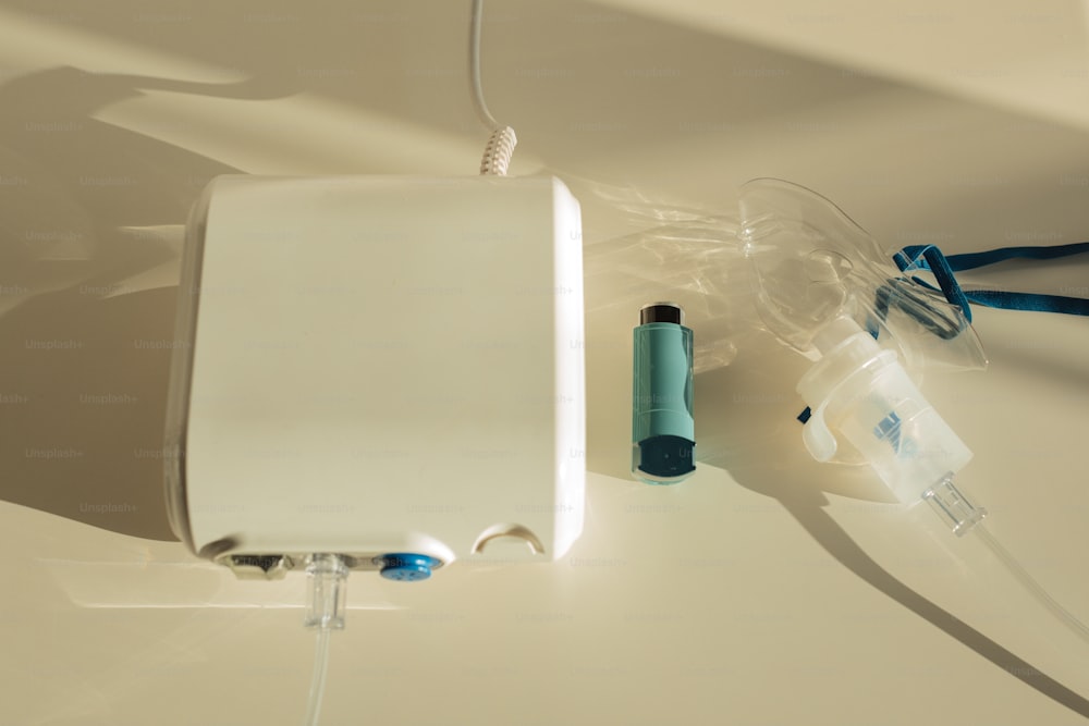 Ein medizinisches Gerät wird an eine Schnur angeschlossen