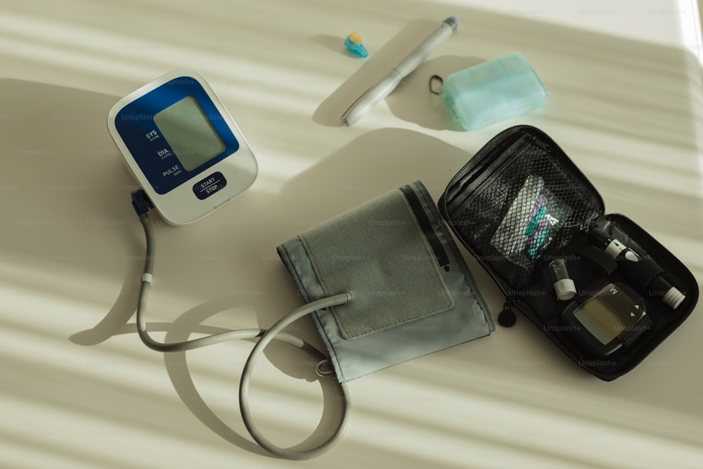 ein elektronisches Gerät und andere medizinische Hilfsmittel auf einem Tisch