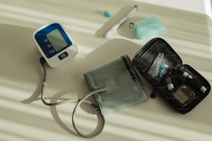 un dispositivo electrónico y otros suministros médicos sobre una mesa