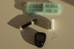 ein Handy, ein Stift und ein Tablettenhalter auf einem Tisch