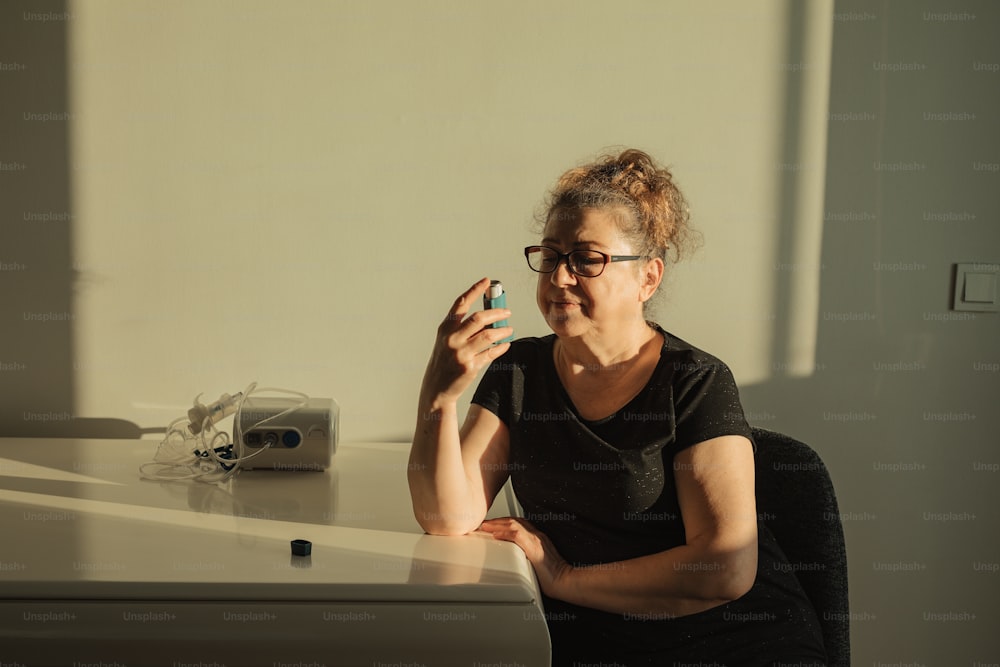 Eine Frau, die an einem Schreibtisch sitzt und ein Foto von sich macht