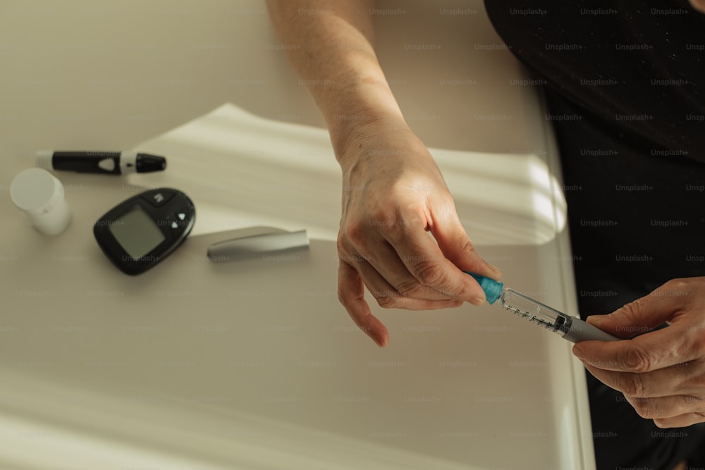 uma pessoa segurando uma escova de dentes perto de uma escala de sangue