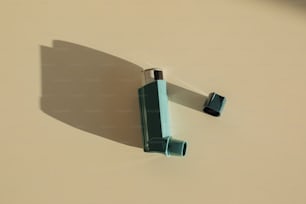 un tube de dentifrice posé sur une table