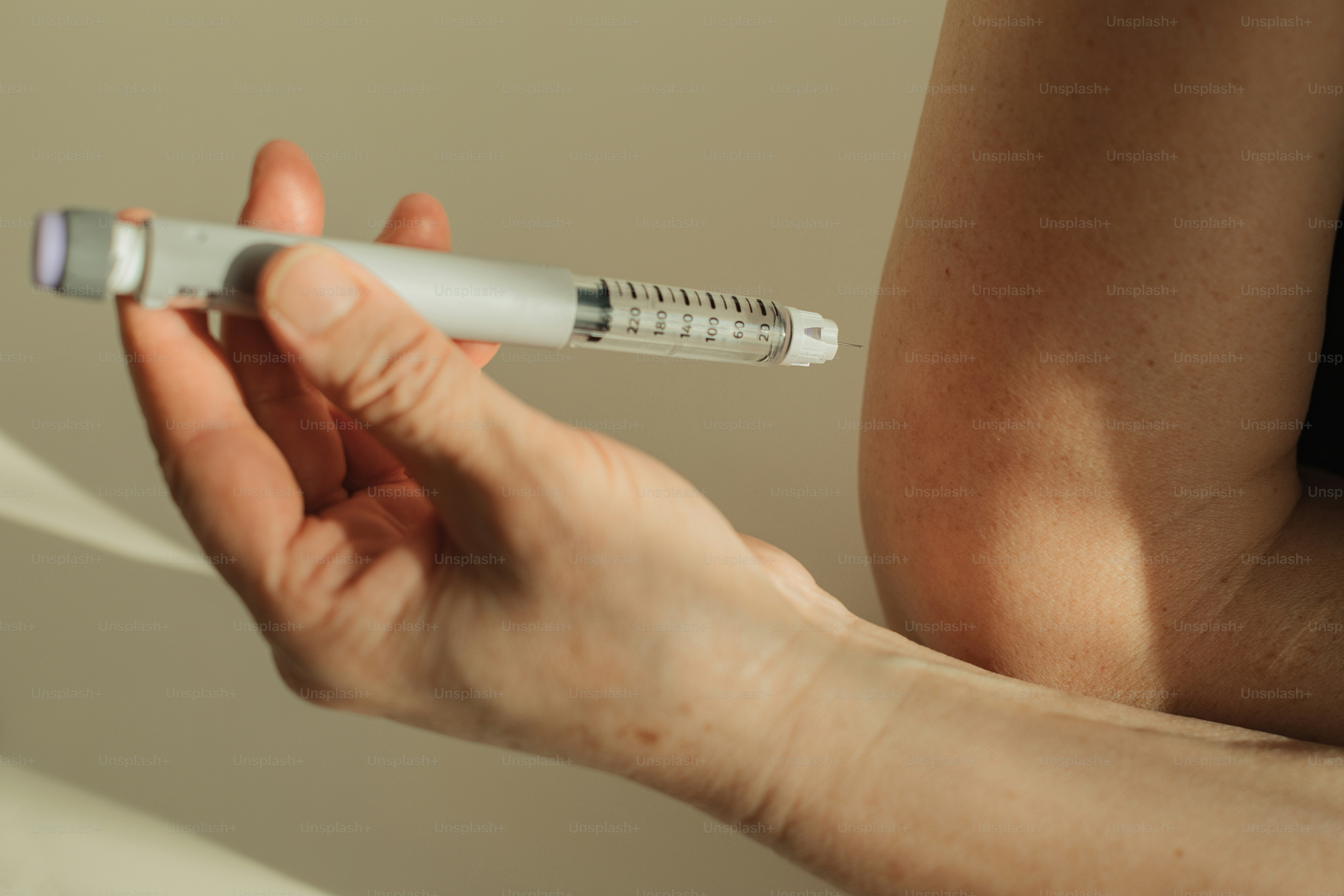 une personne tenant un syquet dans sa main