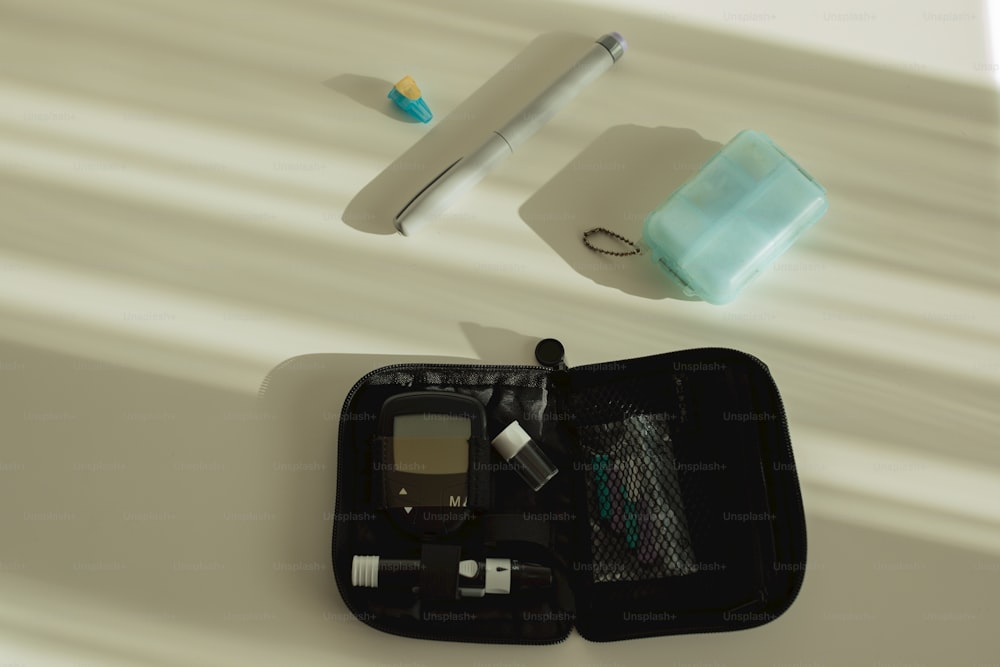 una borsa con un telefono cellulare e altri oggetti al suo interno