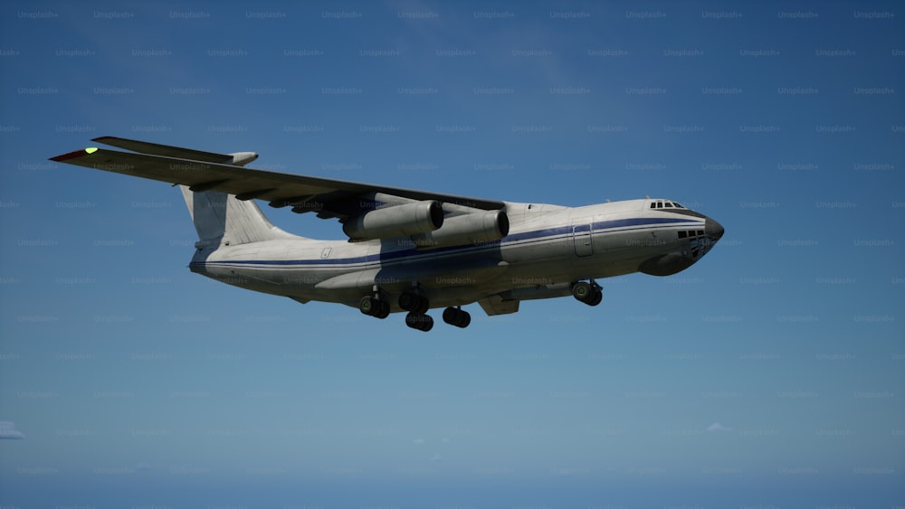 Un grande aereo di linea che vola attraverso un cielo blu