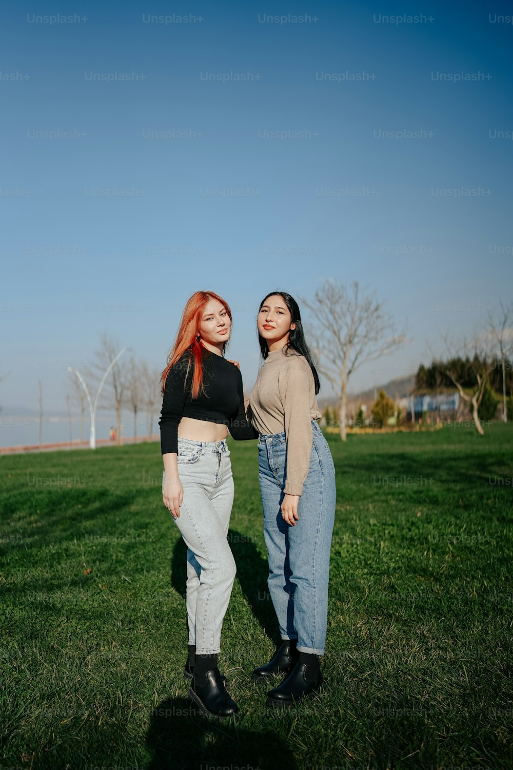 Zwei Frauen, die nebeneinander auf einem Feld stehen