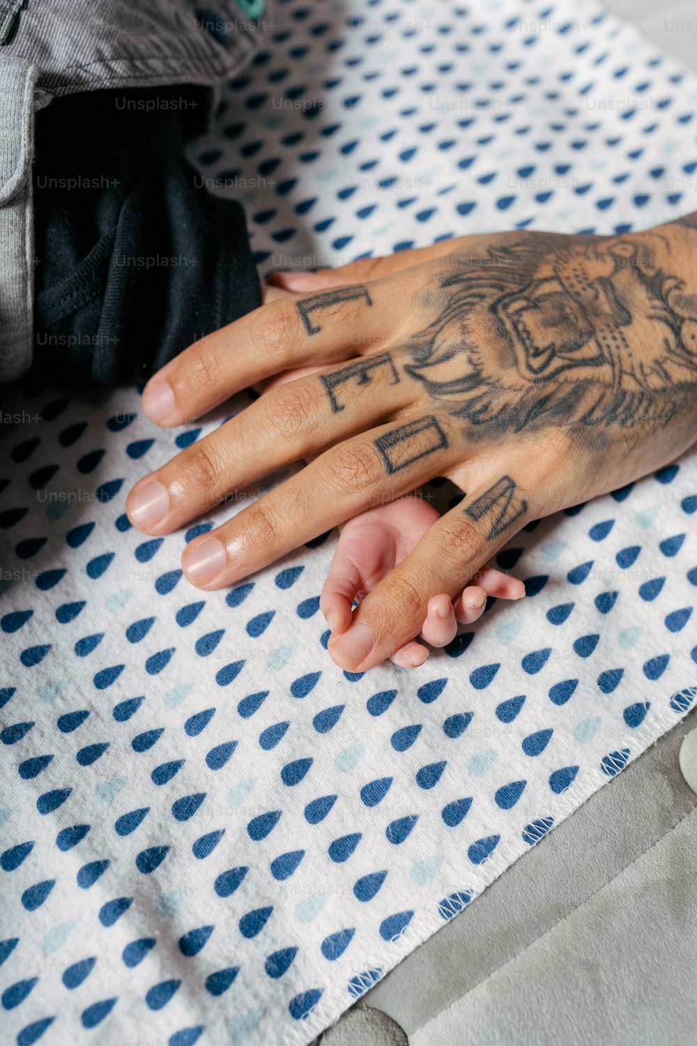 uma pessoa com uma tatuagem na mão