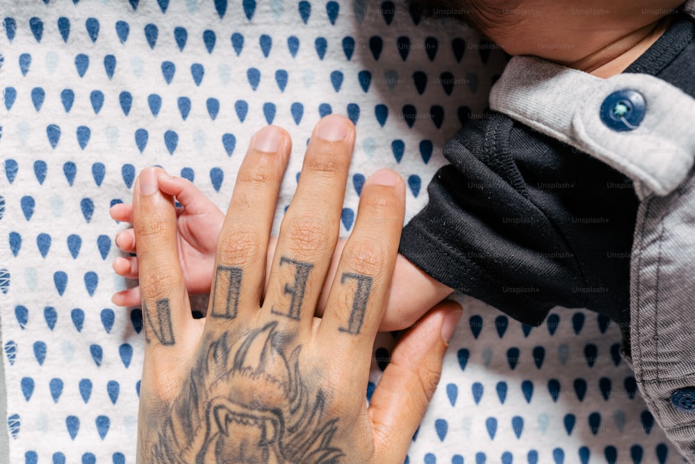 uma pessoa com uma tatuagem de tigre na mão