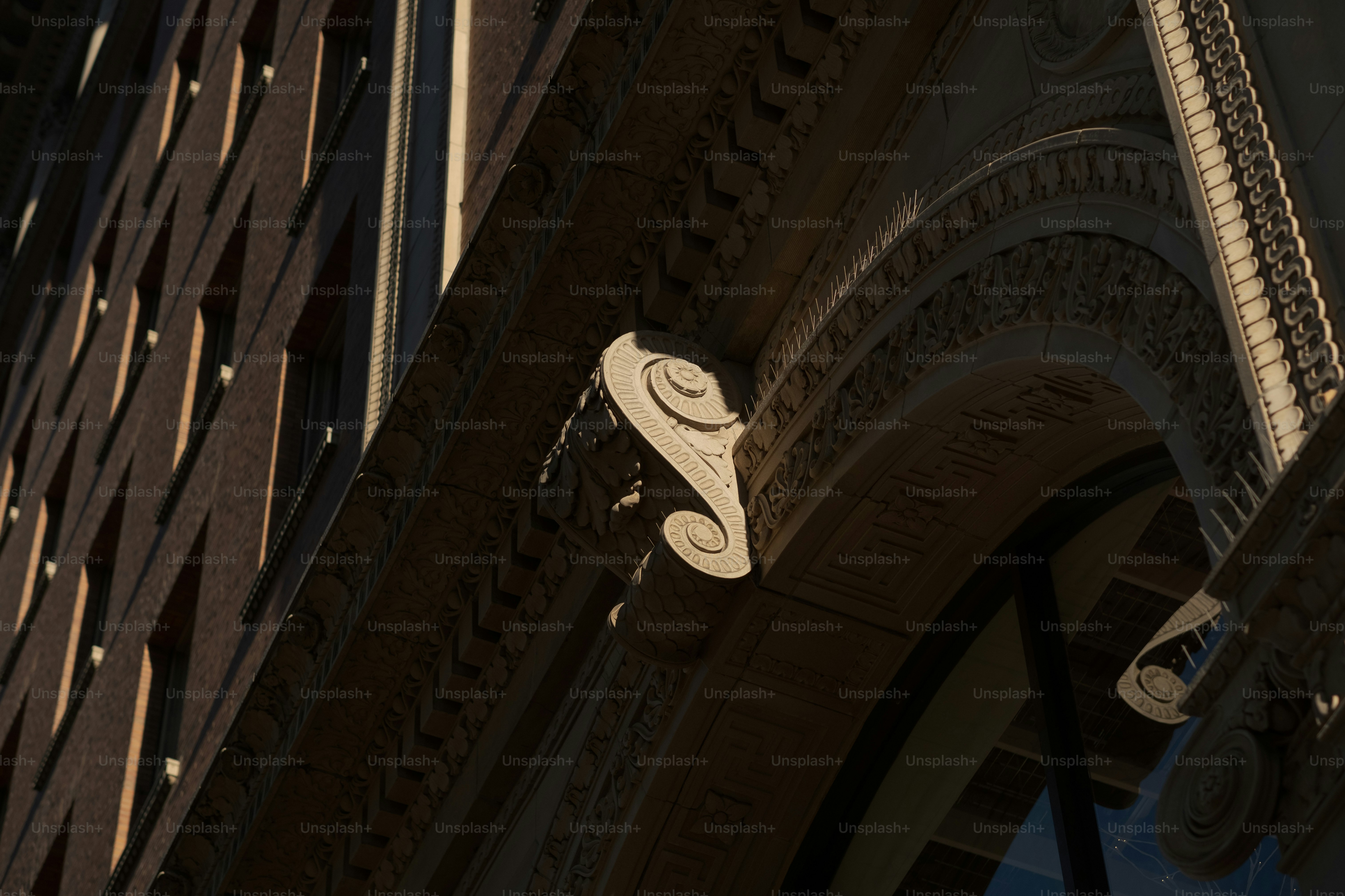 Un primer plano de un reloj en un edificio