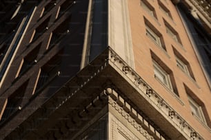 Un orologio sul lato di un edificio alto