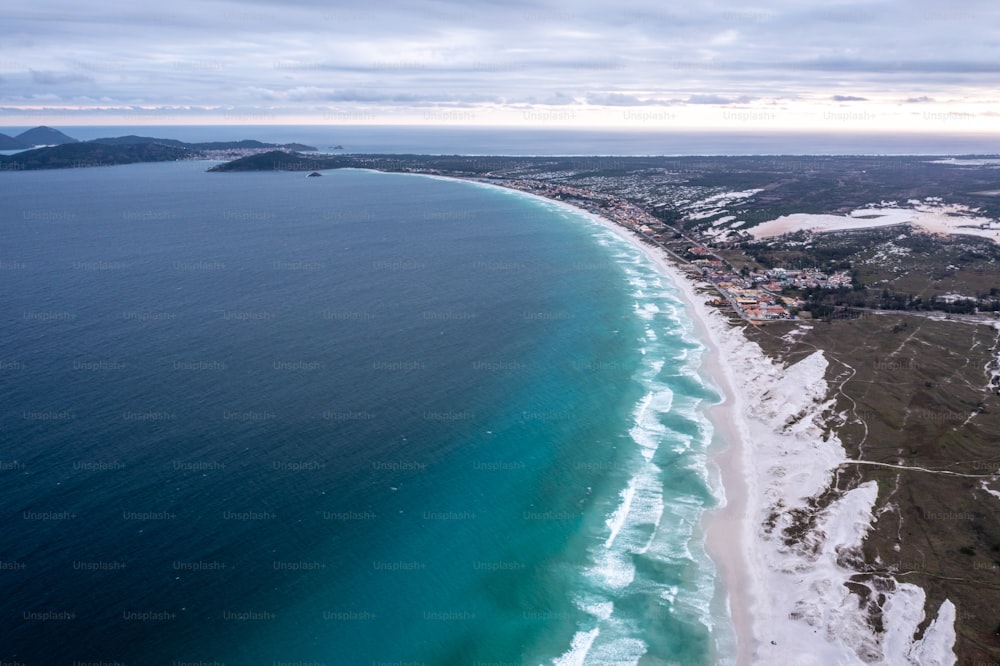 uma vista aérea de uma praia e do oceano