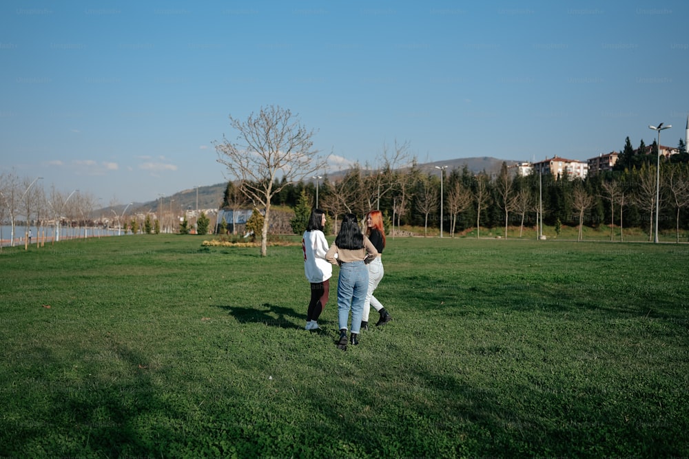 Un grupo de personas de pie en la cima de un exuberante campo verde