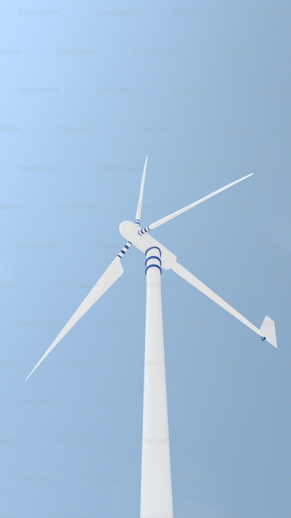 Eine Windkraftanlage wird vor blauem Himmel gezeigt