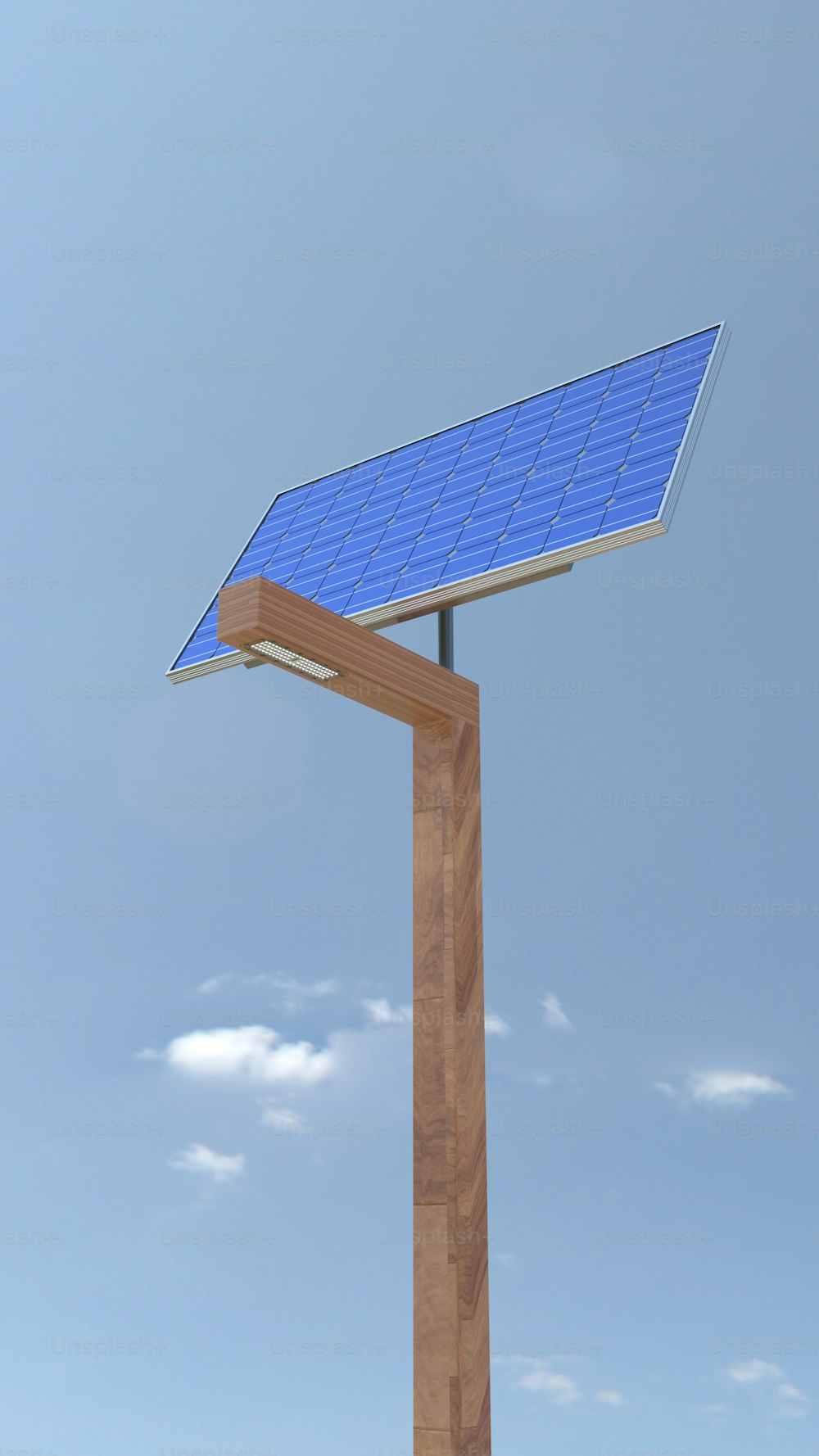 um poste de madeira com um painel solar em cima dele
