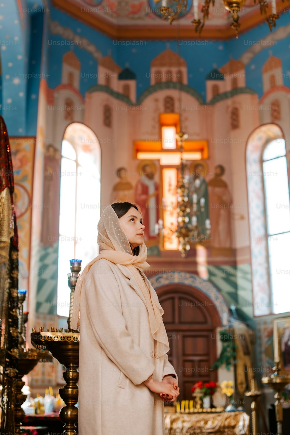 uma mulher vestindo um véu em pé em uma igreja