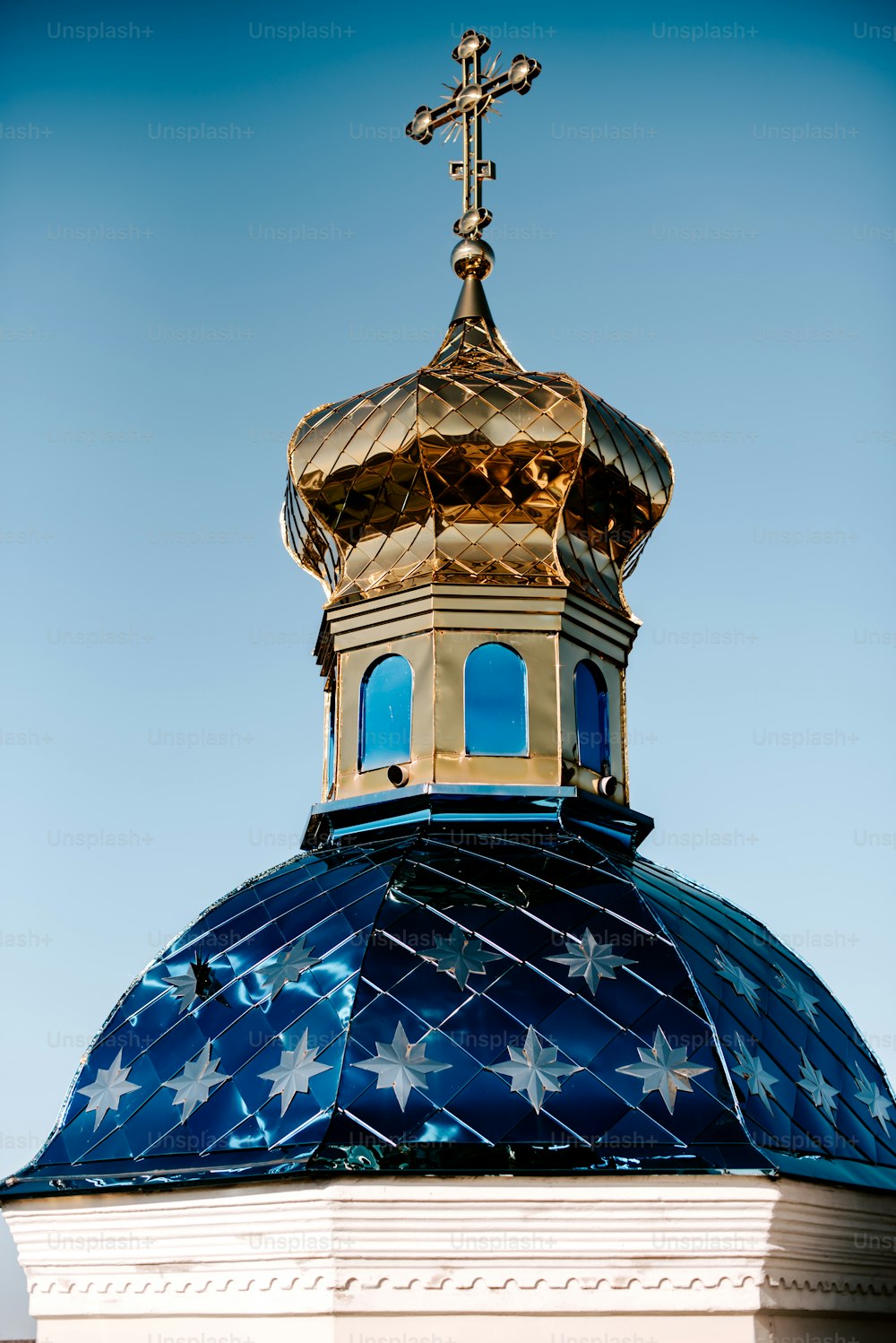 una cúpula azul con una cruz encima