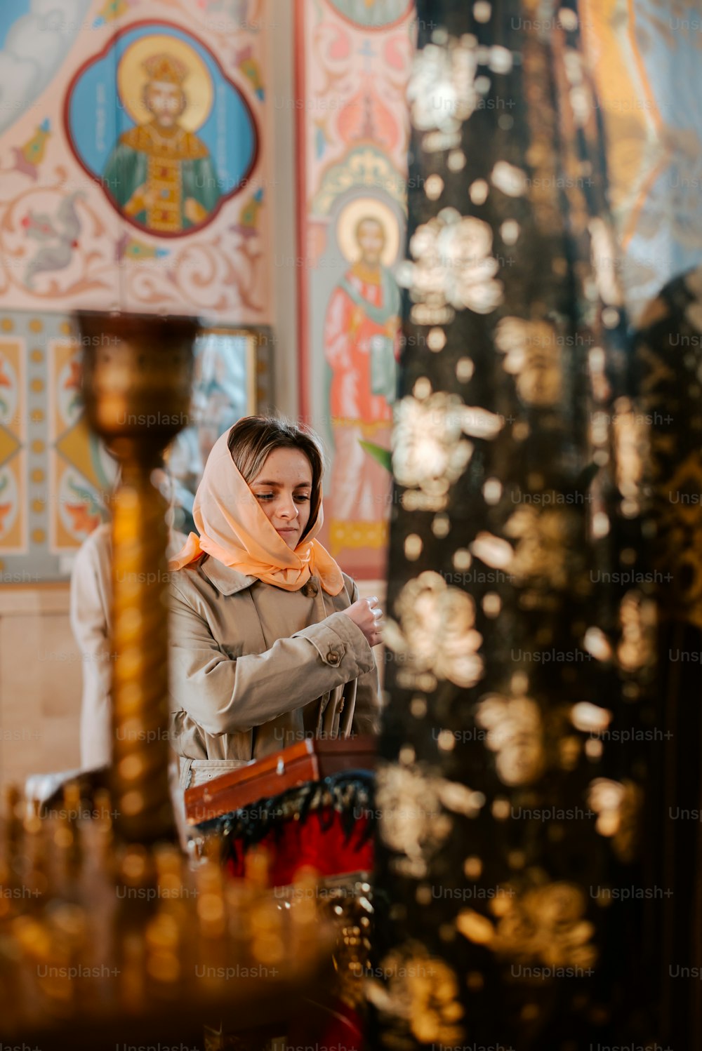 Une femme debout dans une église avec un foulard autour du cou