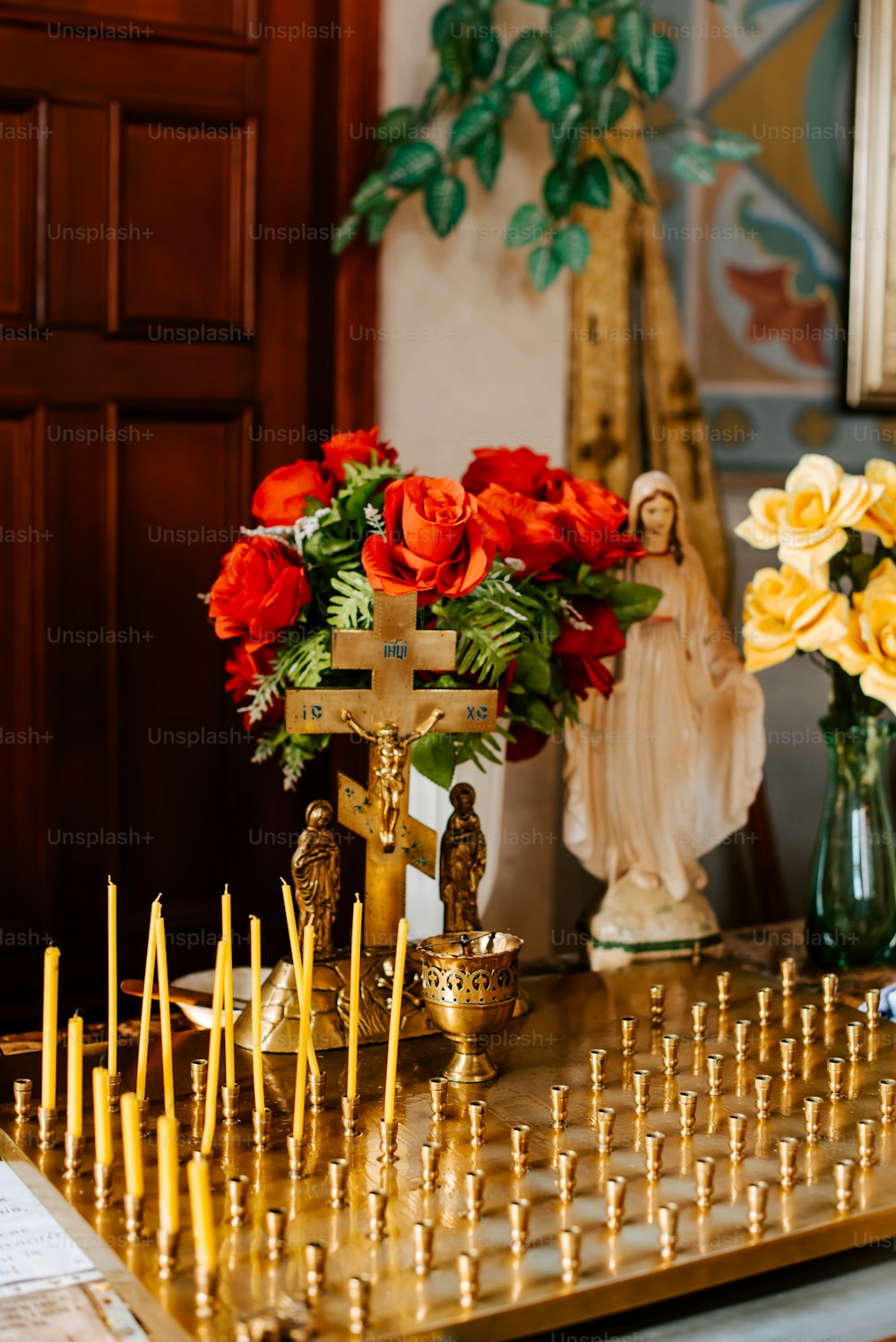 Un ramo de flores que están sobre una mesa