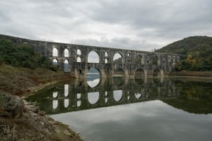 eine große Steinbrücke über ein Gewässer