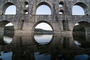 un pont de pierre au-dessus d’un plan d’eau