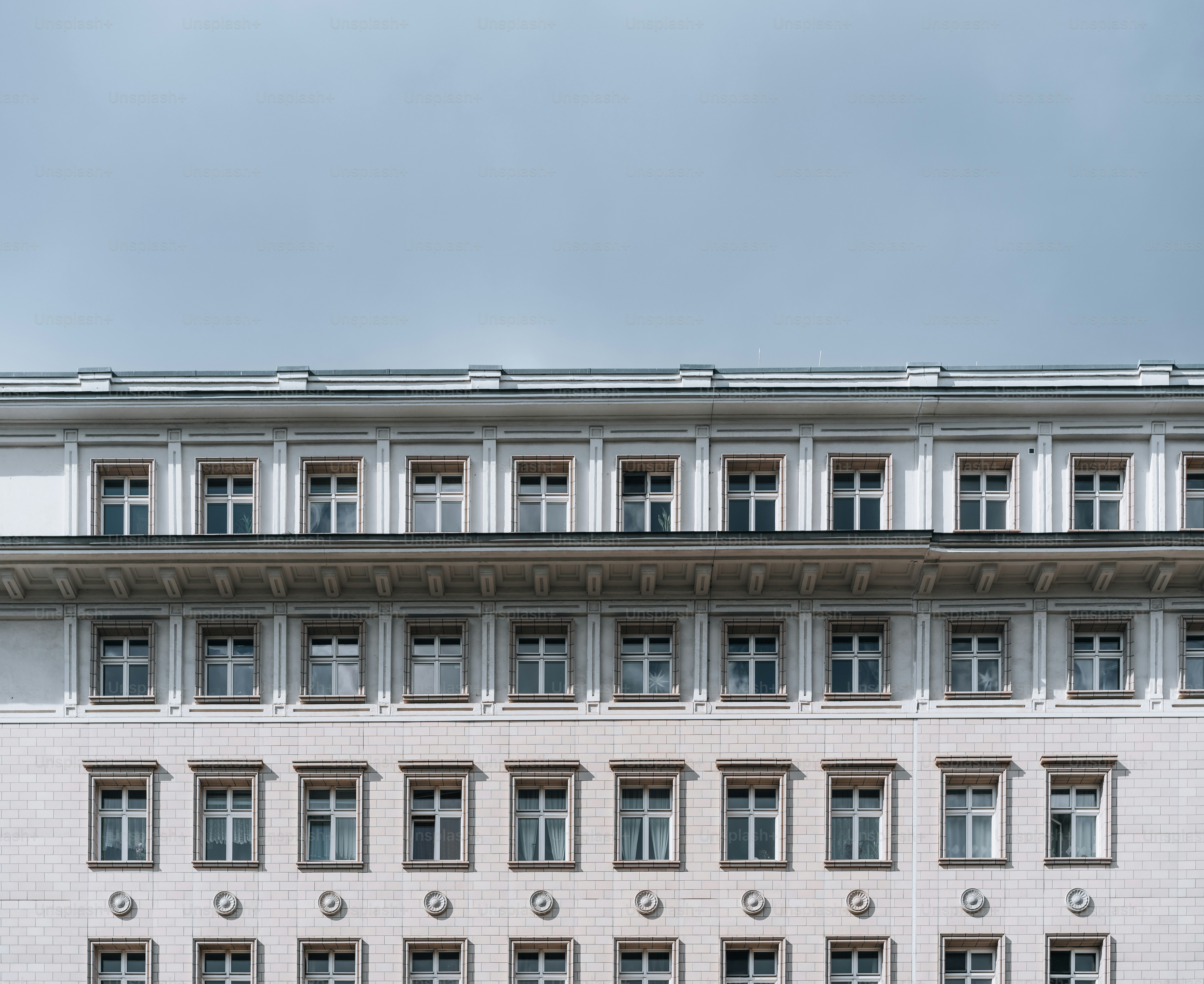 A large white building with a clock on the front of it photo – Office Image  on Unsplash, image size:3000x2453
