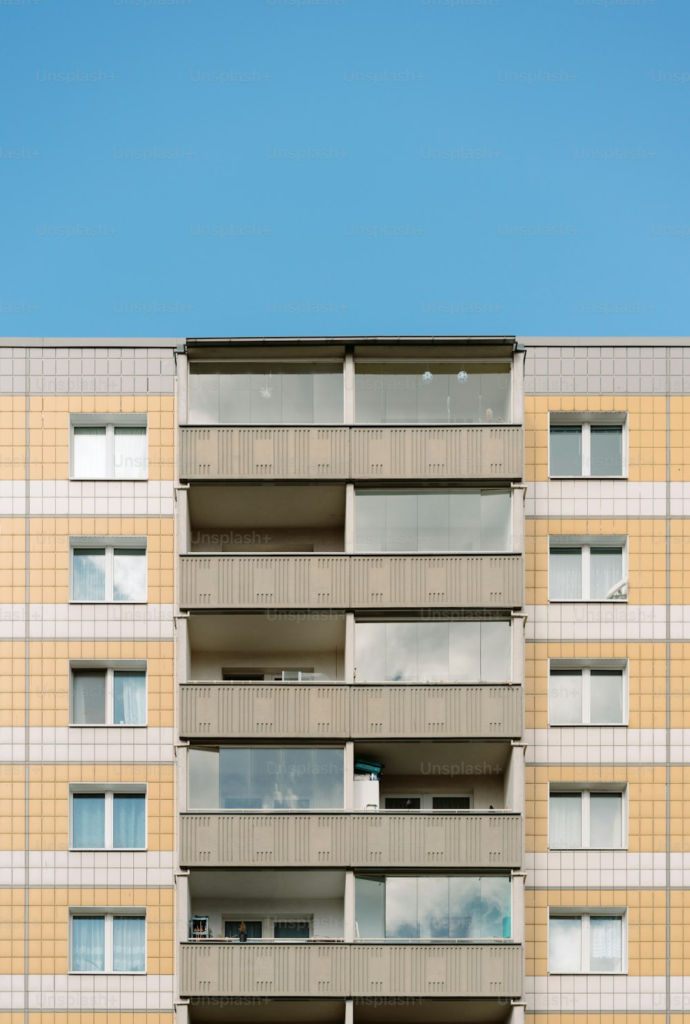 un edificio de apartamentos con balcones y balcones en los balcones