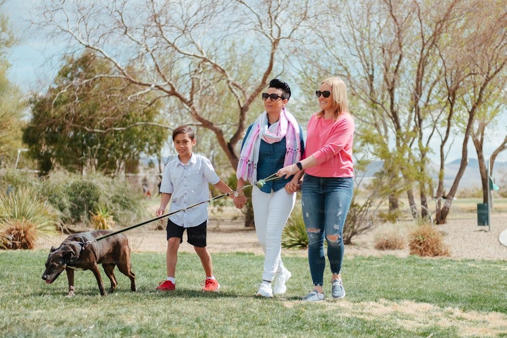 Une famille promenant son chien dans un parc
