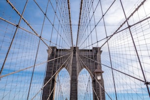 uma vista da ponte brooklyn a partir do chão