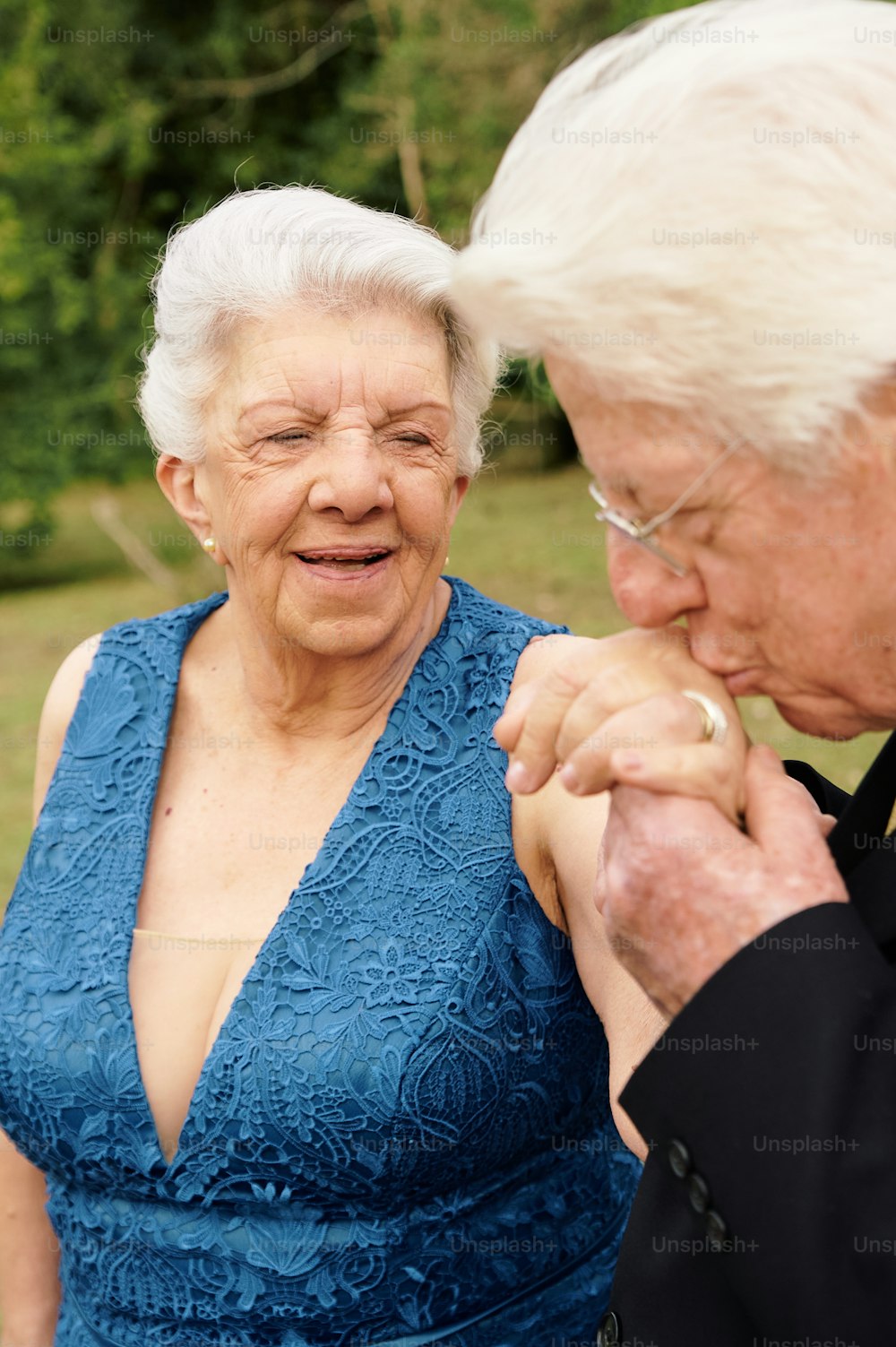Ein älterer Mann und eine jüngere Frau stehen nebeneinander