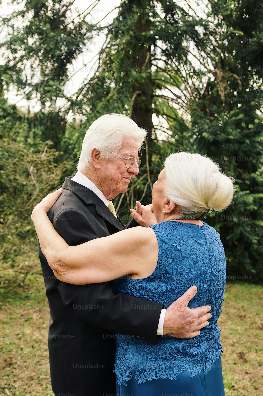 Ein älteres Paar, das sich auf einem Feld umarmt