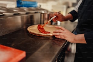 una persona in una cucina che prepara il cibo su un tagliere