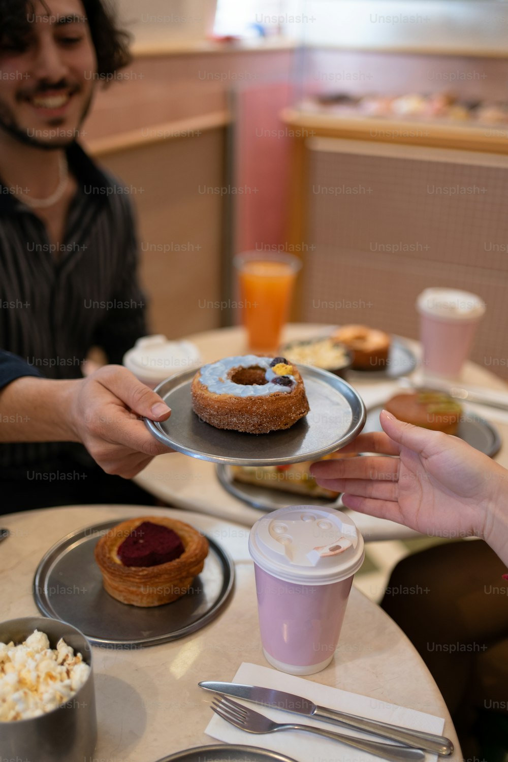 une personne tenant une assiette avec un dessert dessus
