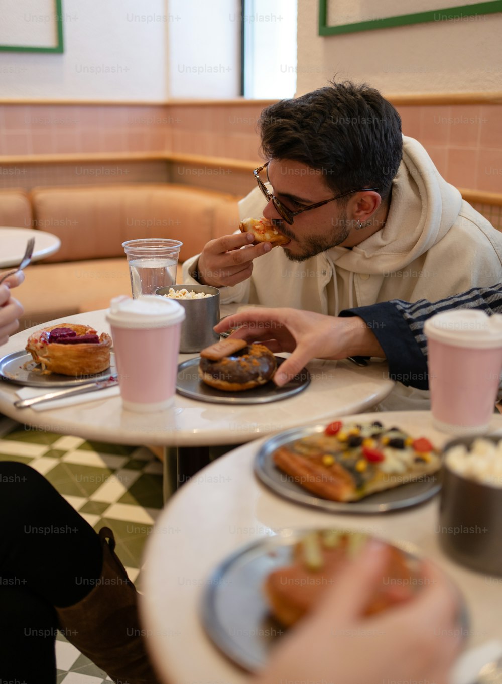 Ein Mann sitzt an einem Tisch mit einem Teller Essen
