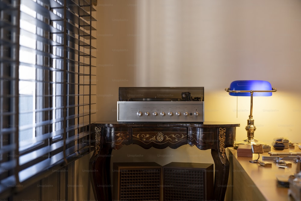 une table avec une lampe et une radio dessus