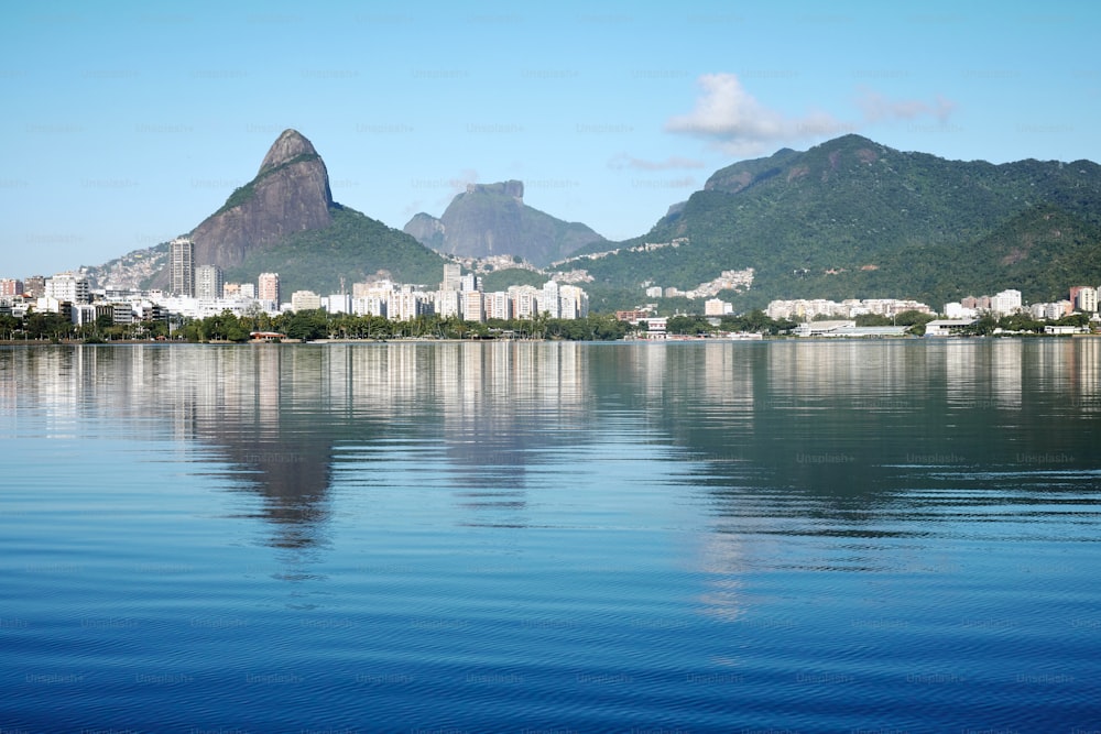 um grande corpo de água com uma cidade ao fundo