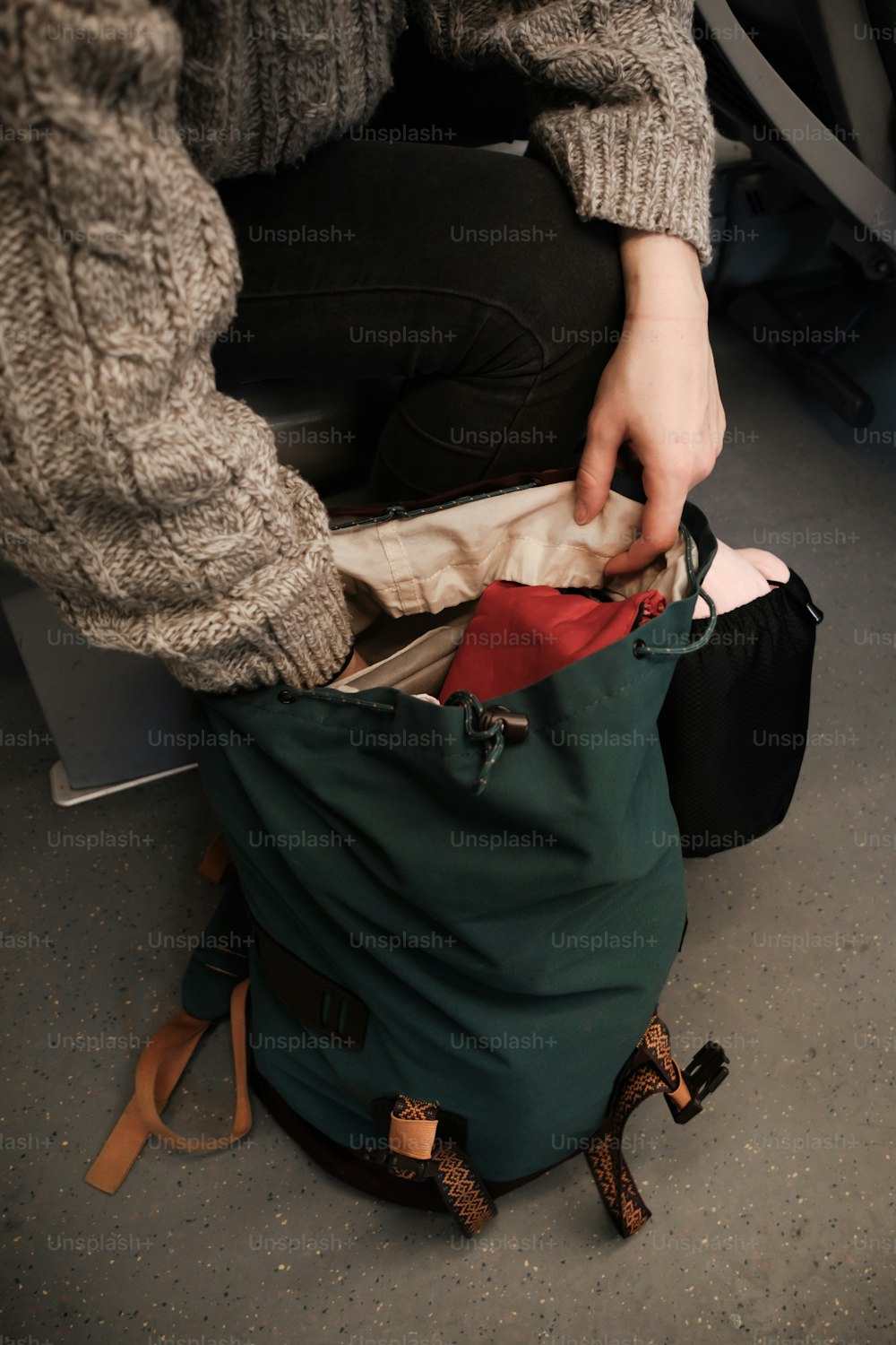 uma pessoa colocando um saco dentro de um saco