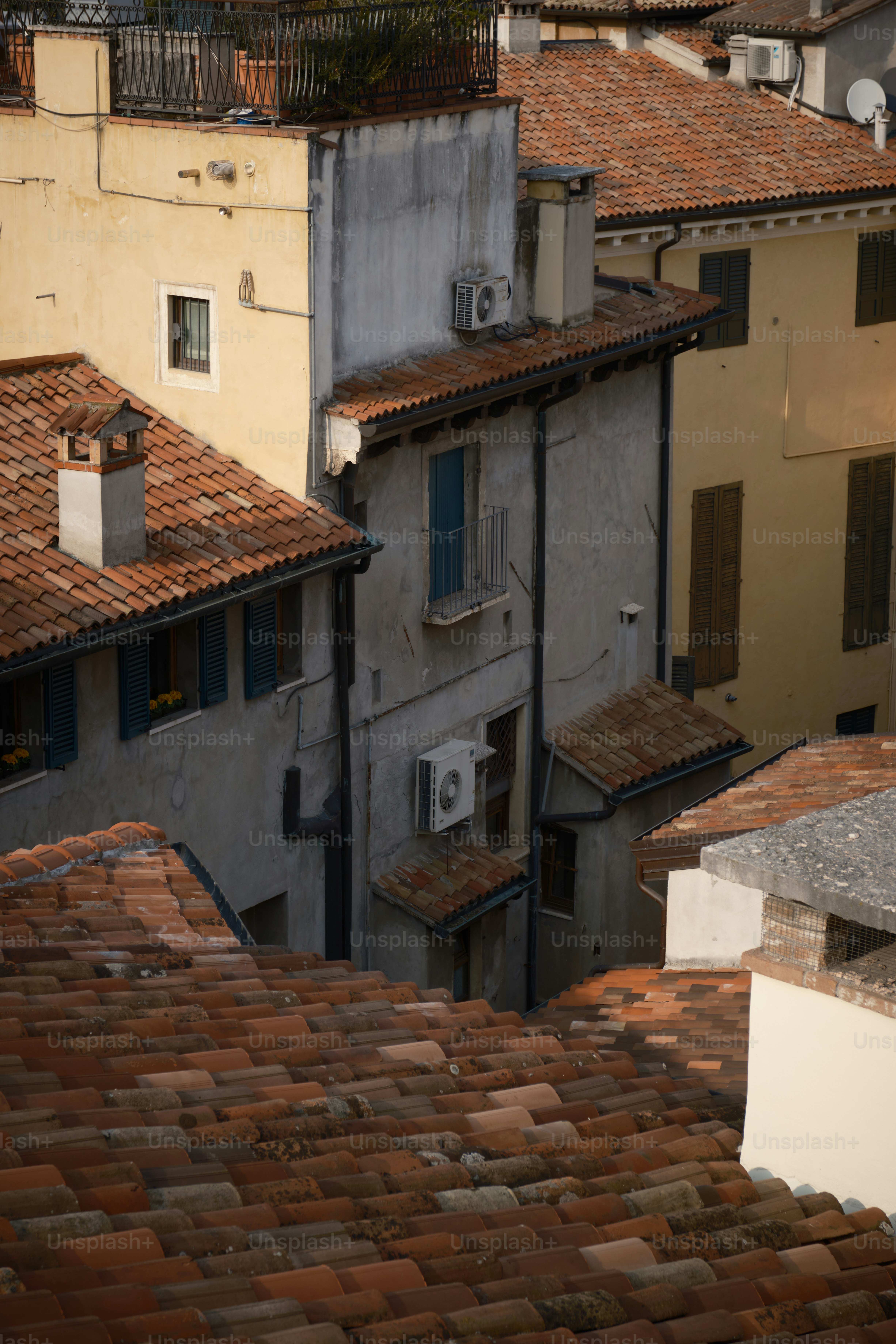 Un groupe de bâtiments aux toits de tuiles rouges