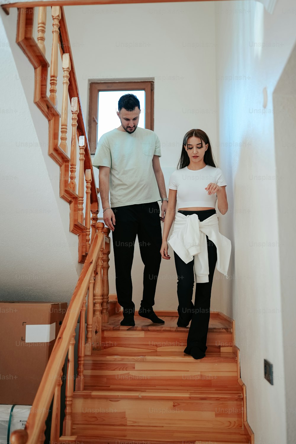 Un homme et une femme descendant un escalier