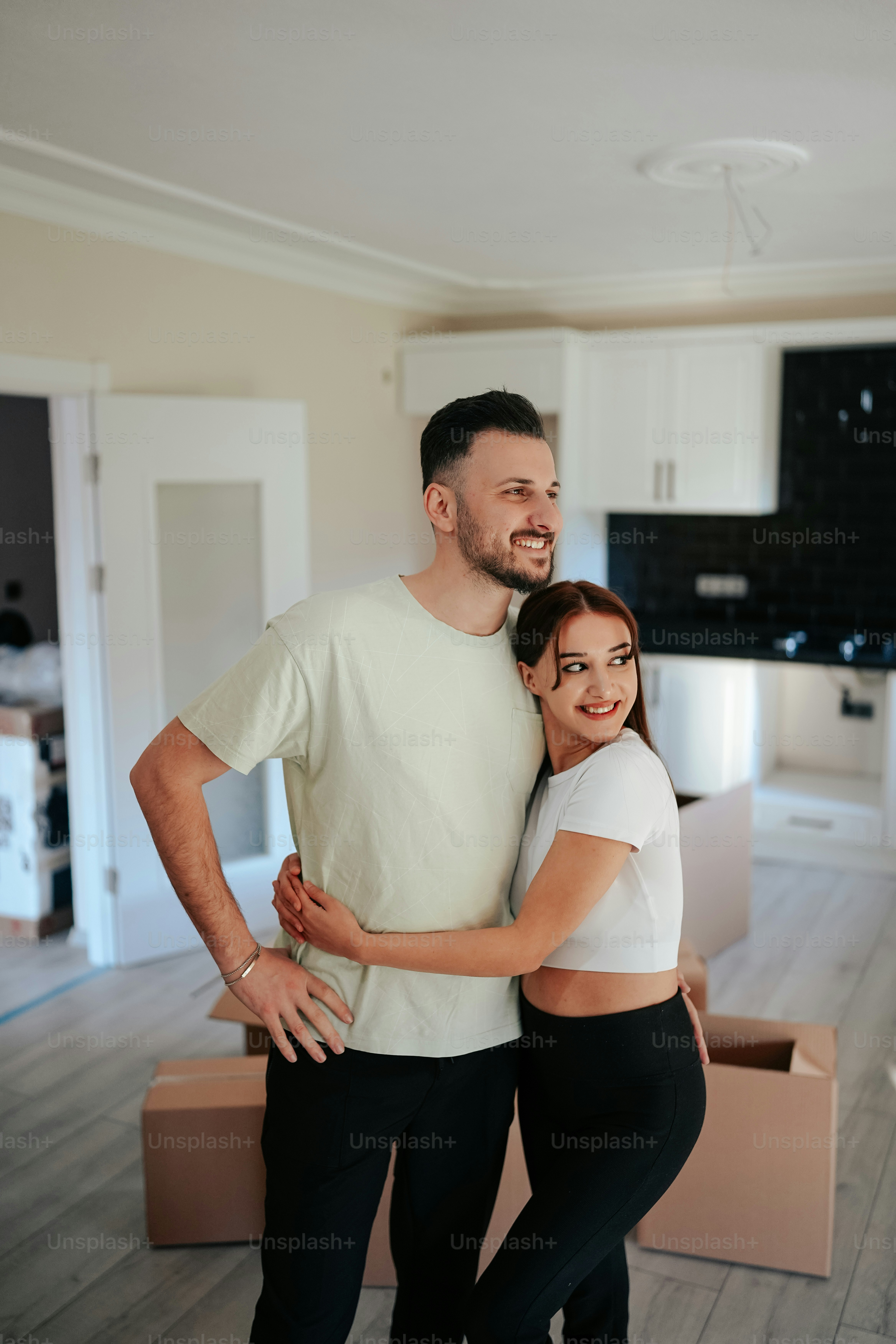 Ein Mann und eine Frau stehen in einem Raum