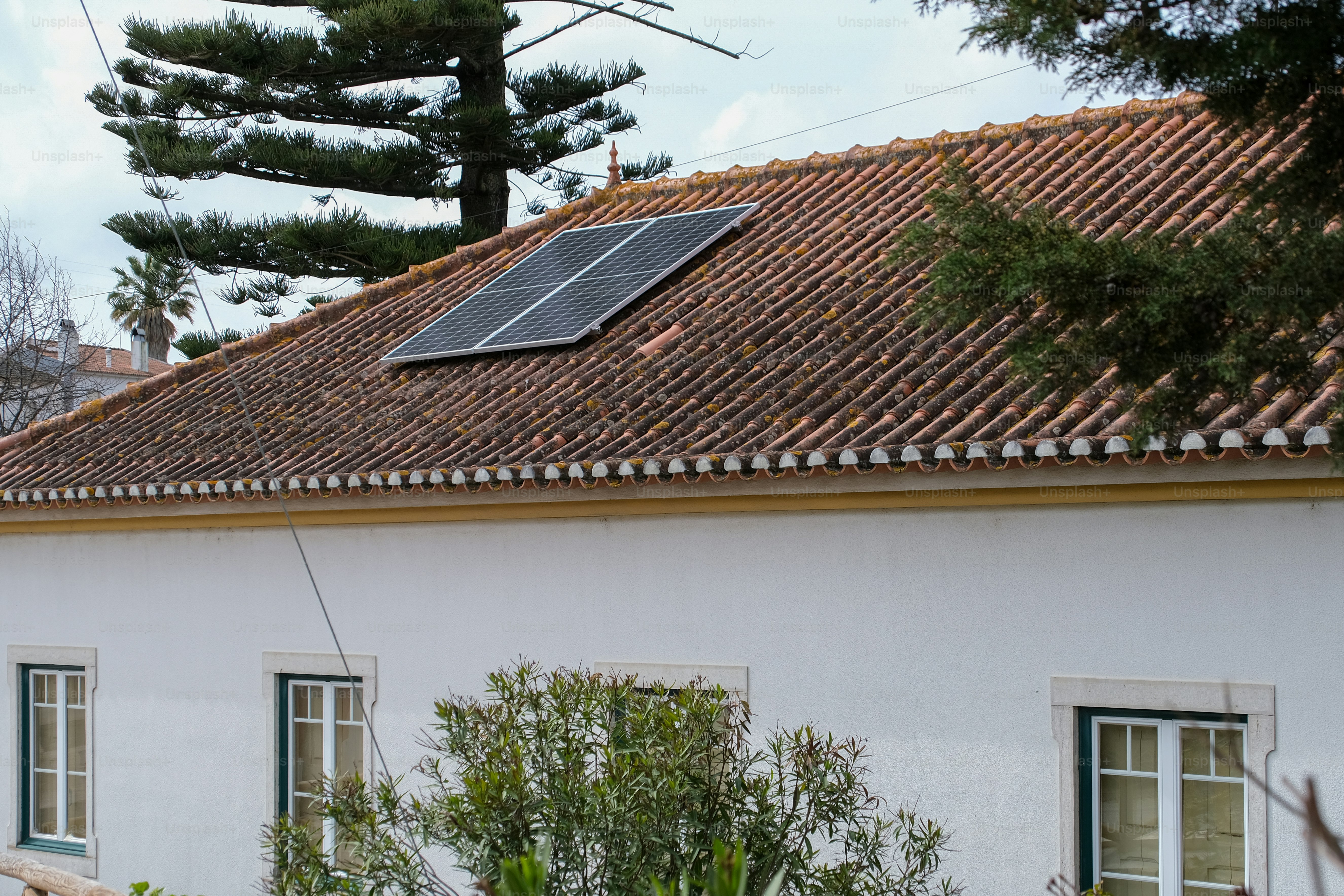 Une maison avec un panneau solaire sur le toit